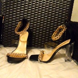 Lack and gold chain heels